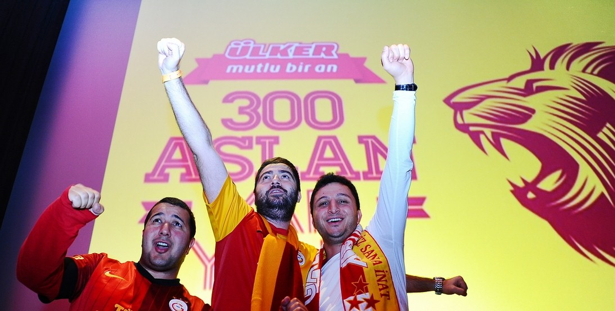 Ayhan Akman, Şampiyonlar Ligi Maçını Galatasaraylı Taraftarlarla İzledi