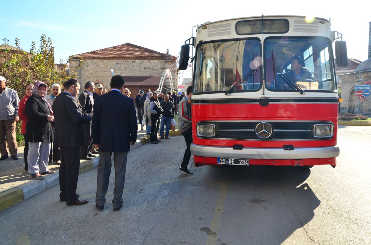Babaeski Belediye Başkanlığı\'ndan Şehir Mezarlığına Gitmek İsteyen Vatandaşlar İçin Ücretsiz Servis.