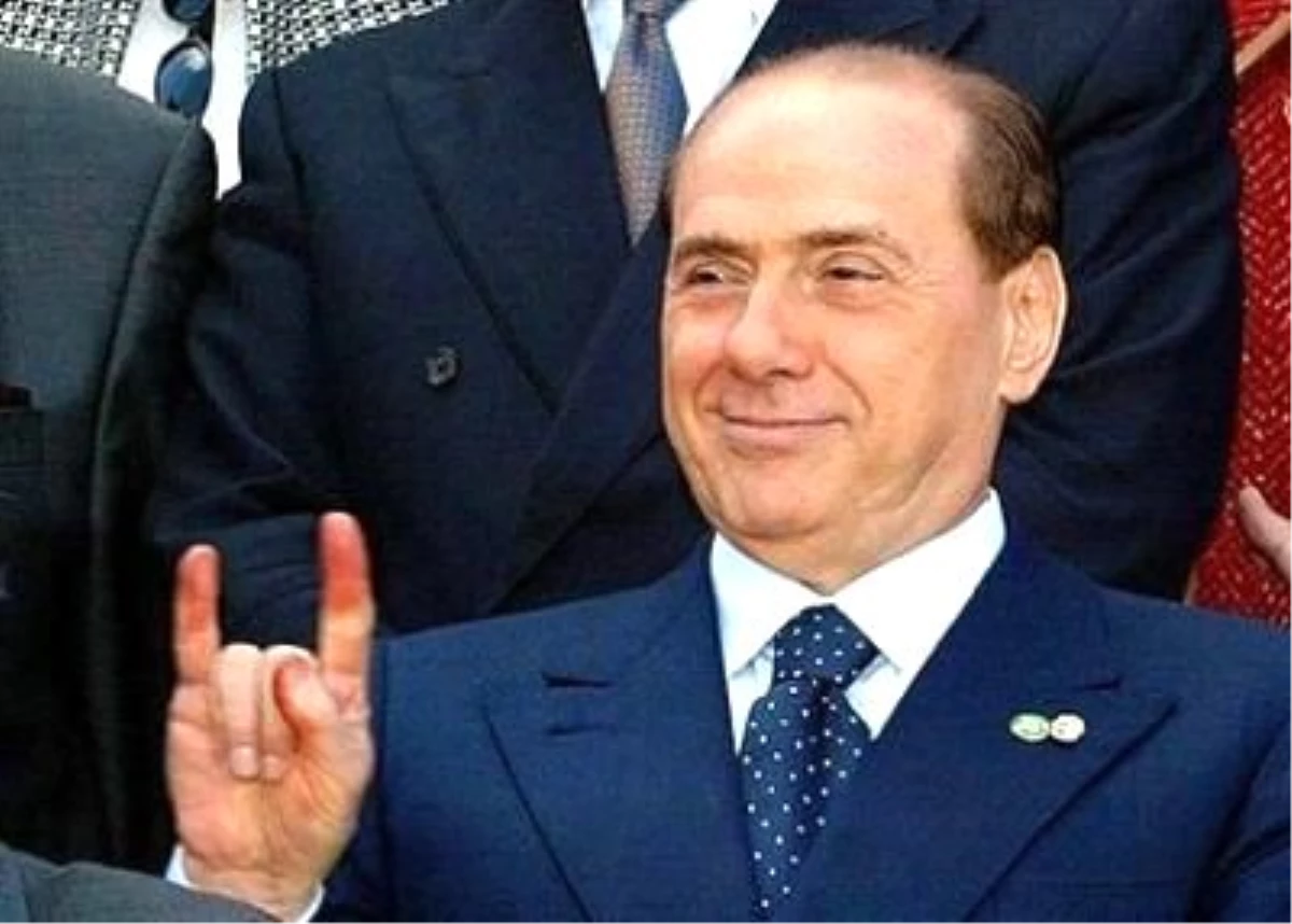 Berlusconi Monti\'ye Desteğini Çekti