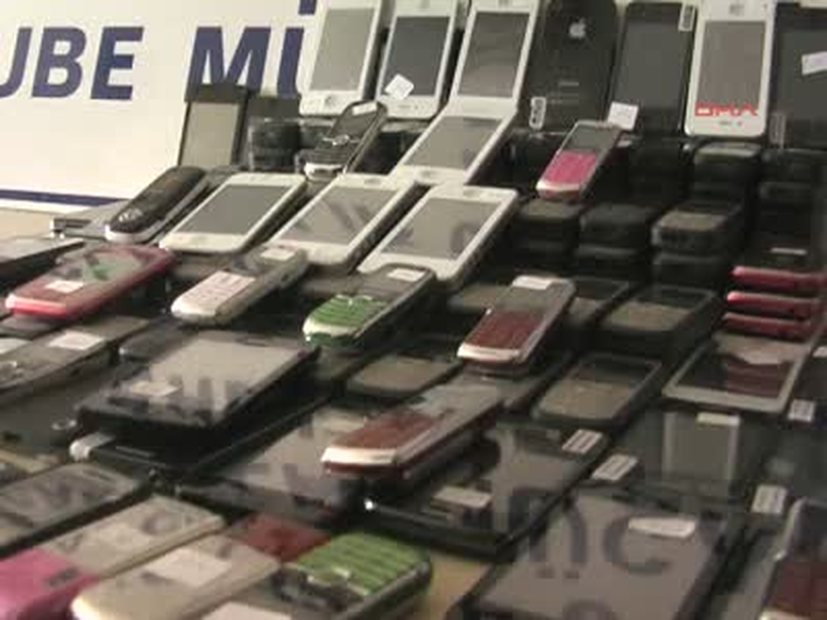 Bursa\'da Polisi Bile Şaşırtan Porsche Marka Klonlanmış Telefon Yakalandı