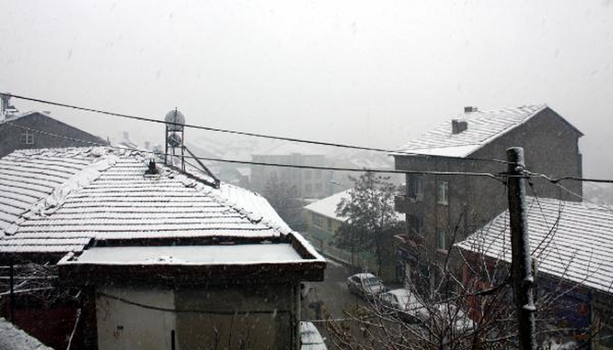 Çelikhan\'a Mevsimin İlk Karı Yağdı