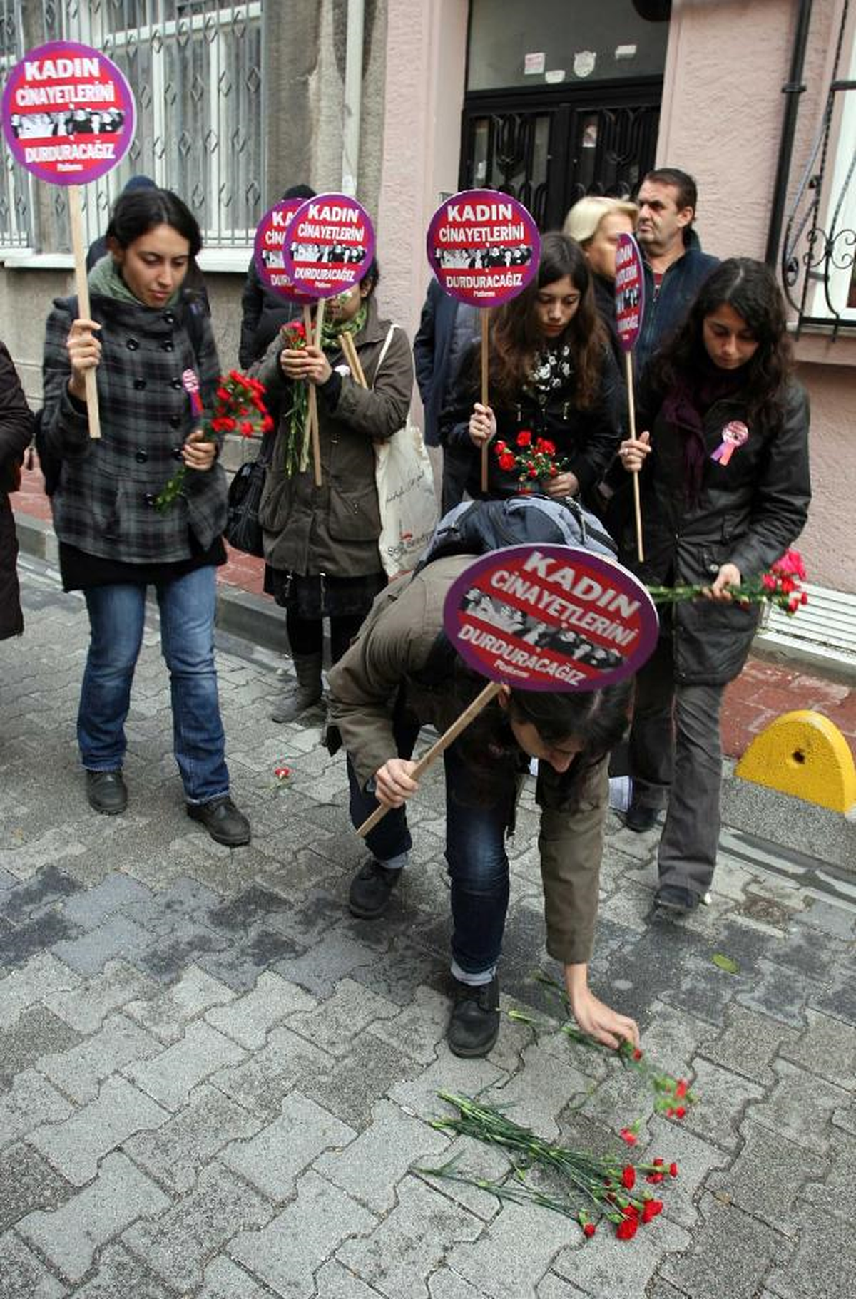 Cinayet Yerine Karanfil Bıraktılar