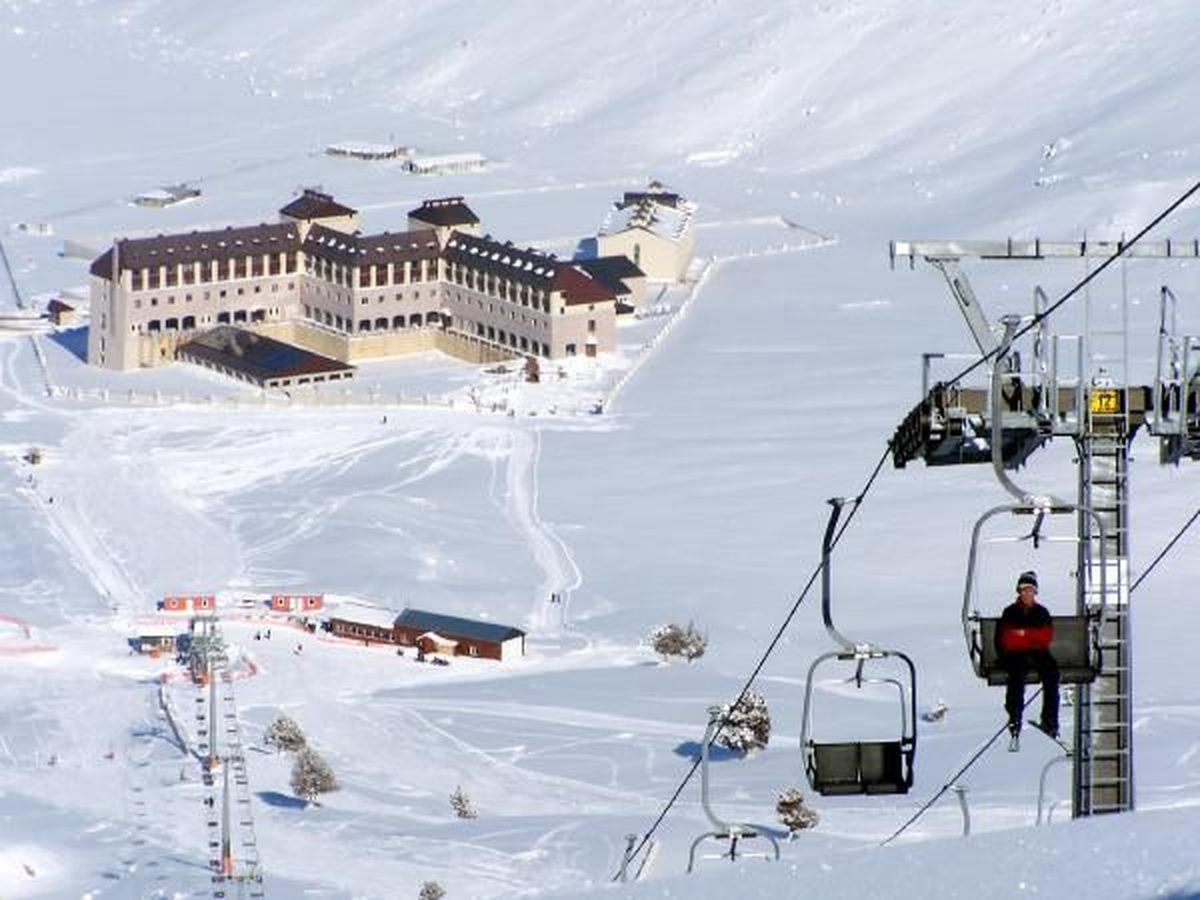 Davraz Dağı\'na Mevsimin İlk Karı Yağdı