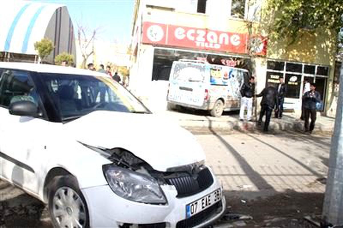 Ehliyetsiz Sürücü Eczaneye Daldı