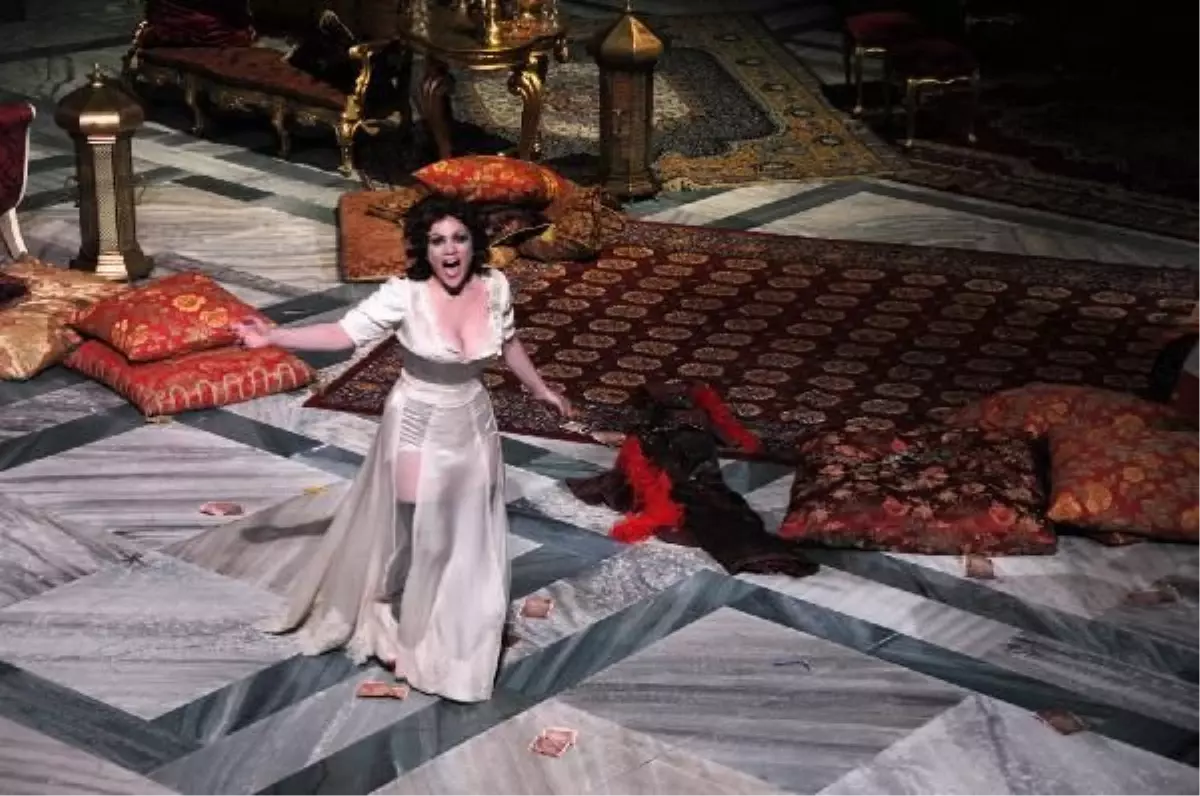 Ferzan Özpetek\'in "La Traviata"Sı İzleyiciyle Buluştu