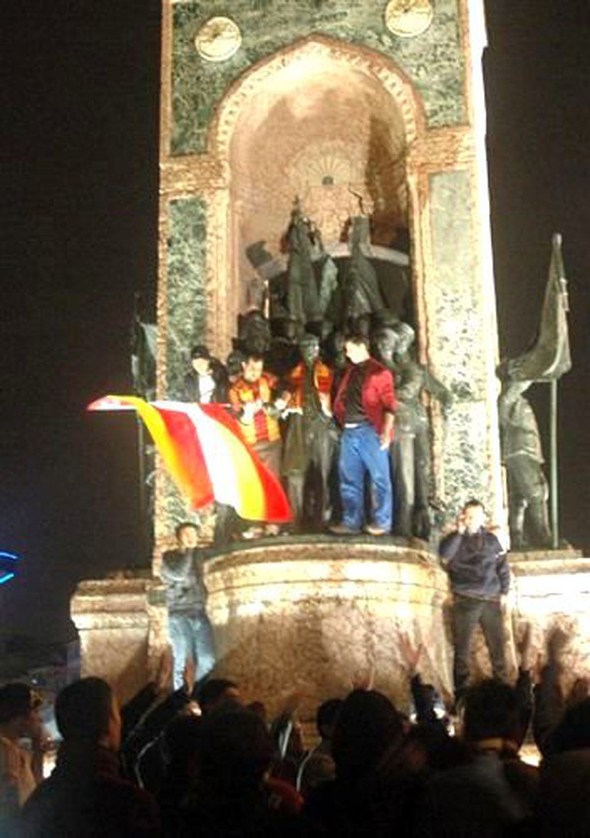 Galatasaray\'lı Taraftarlar Taksim\'de Kutlama Yaptı