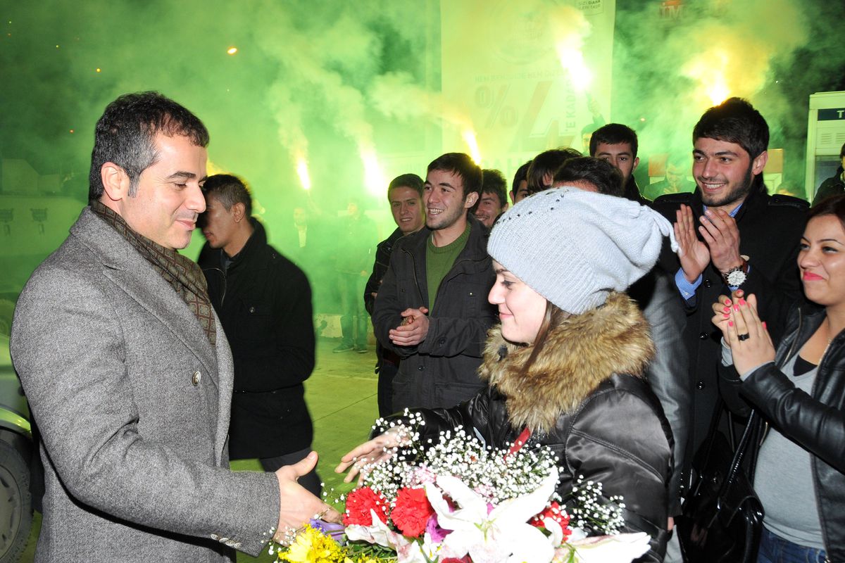 Gümüşhaneli Gençler Suat Abilerini Meşalelerle Karşıladı