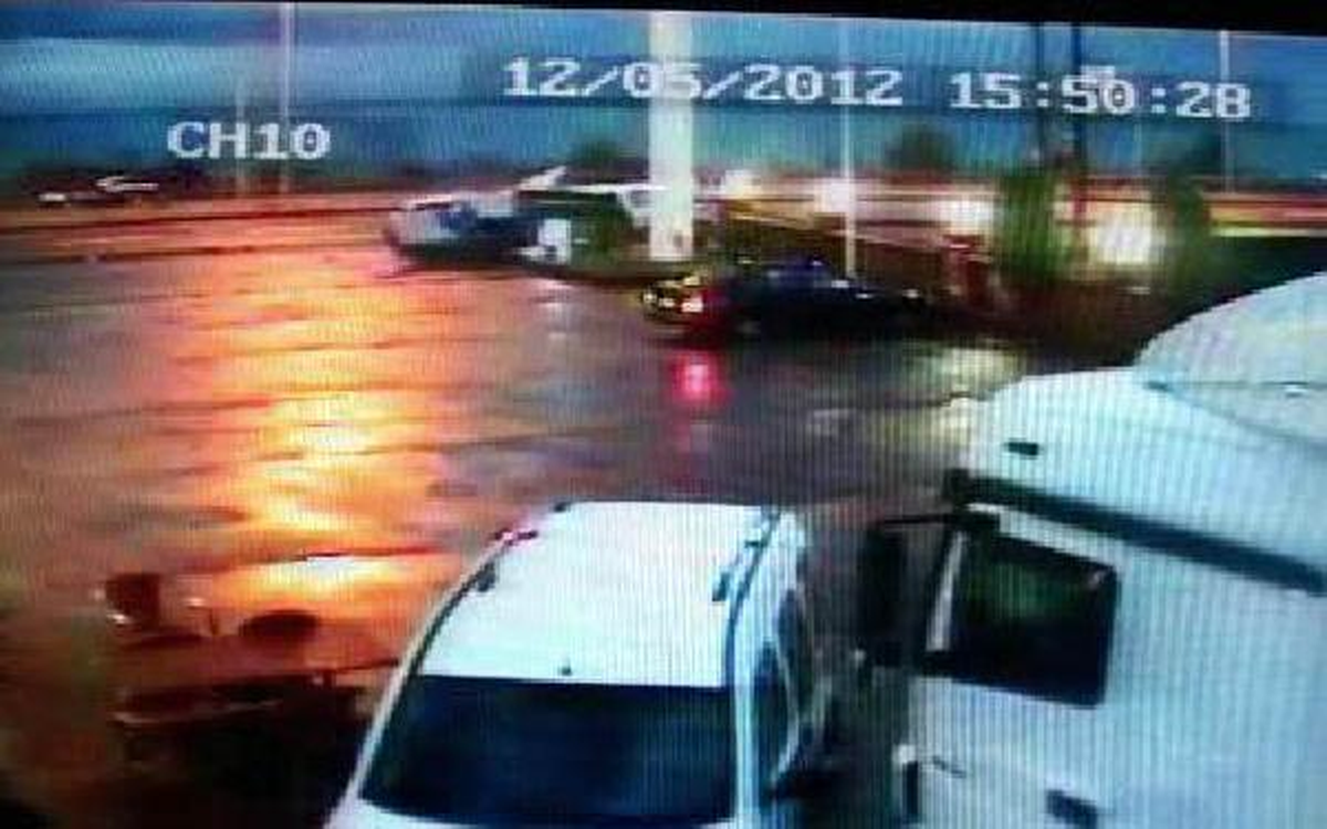 Kamyonet ile Polis Otosu Çarpıştı: 2\'si Polis 3 Yaralı