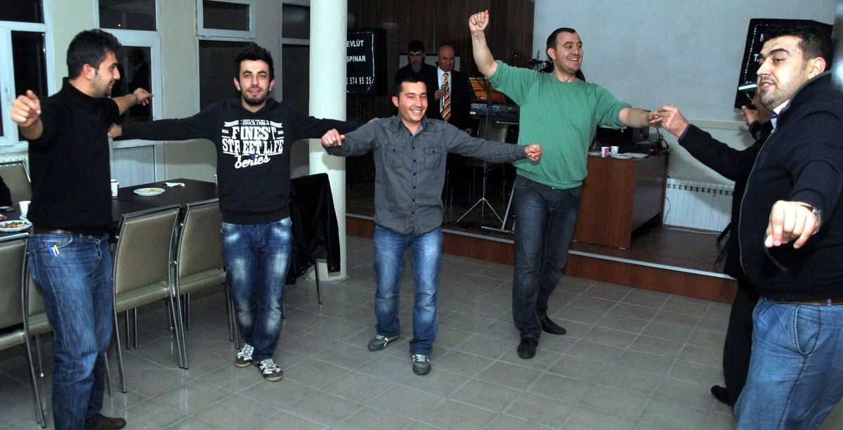 Kanat\'a Meslektaşlarından Moral Gecesi