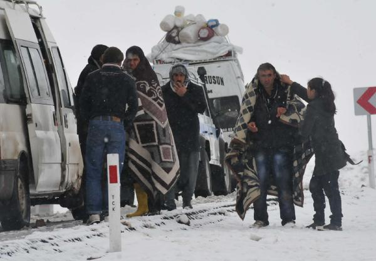 Karlı Yolda Kayan Minibüs Şarampole Devrildi: 5 Yaralı