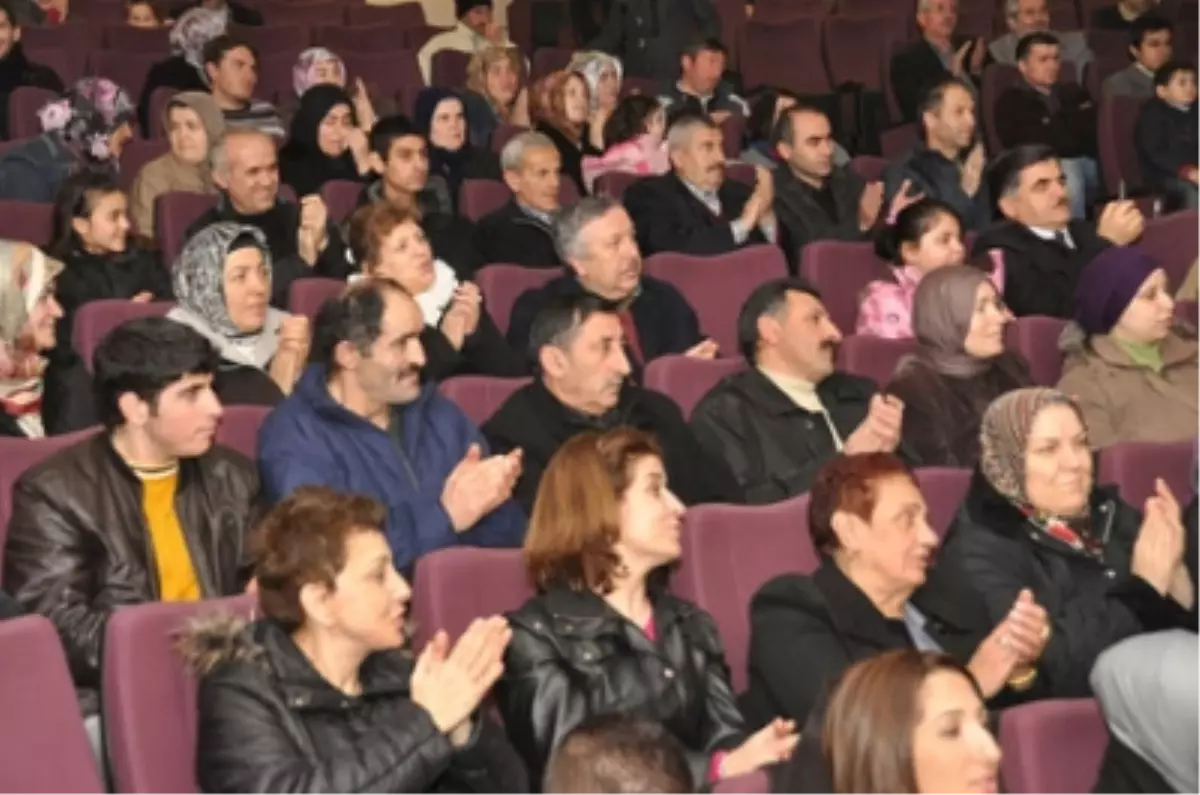 Kartepe\'de Türkü Dostları Salona Sığmadı