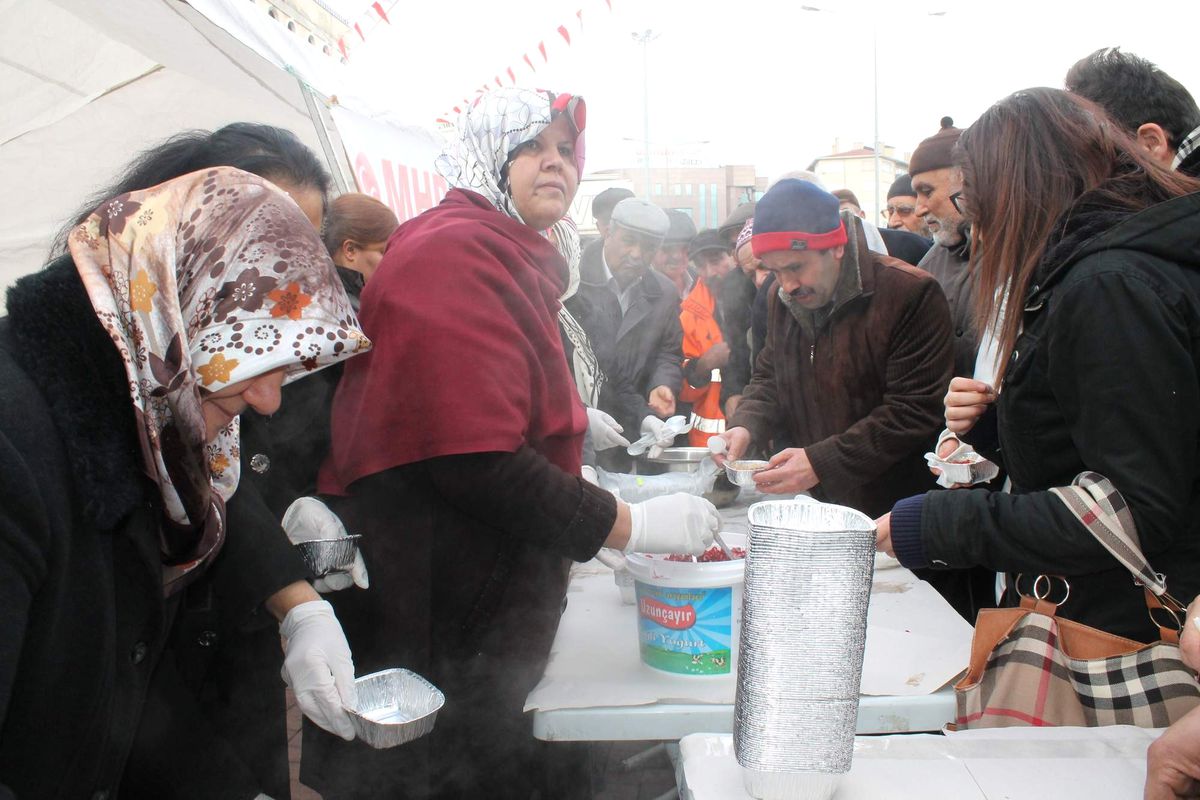 Milliyetçi Hareket Partisi Kırşehir Kadın Kolları Aşure Dağıttı