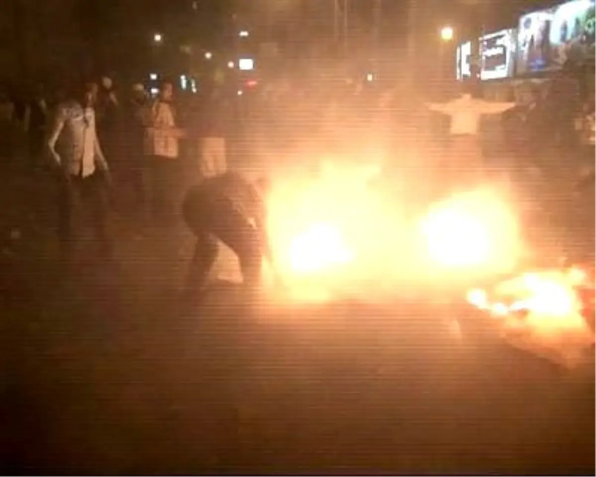 Mısır\'da Muhaliflerle Mursi Yanlıları Çatıştı: 1 Ölü, 150 Yaralı