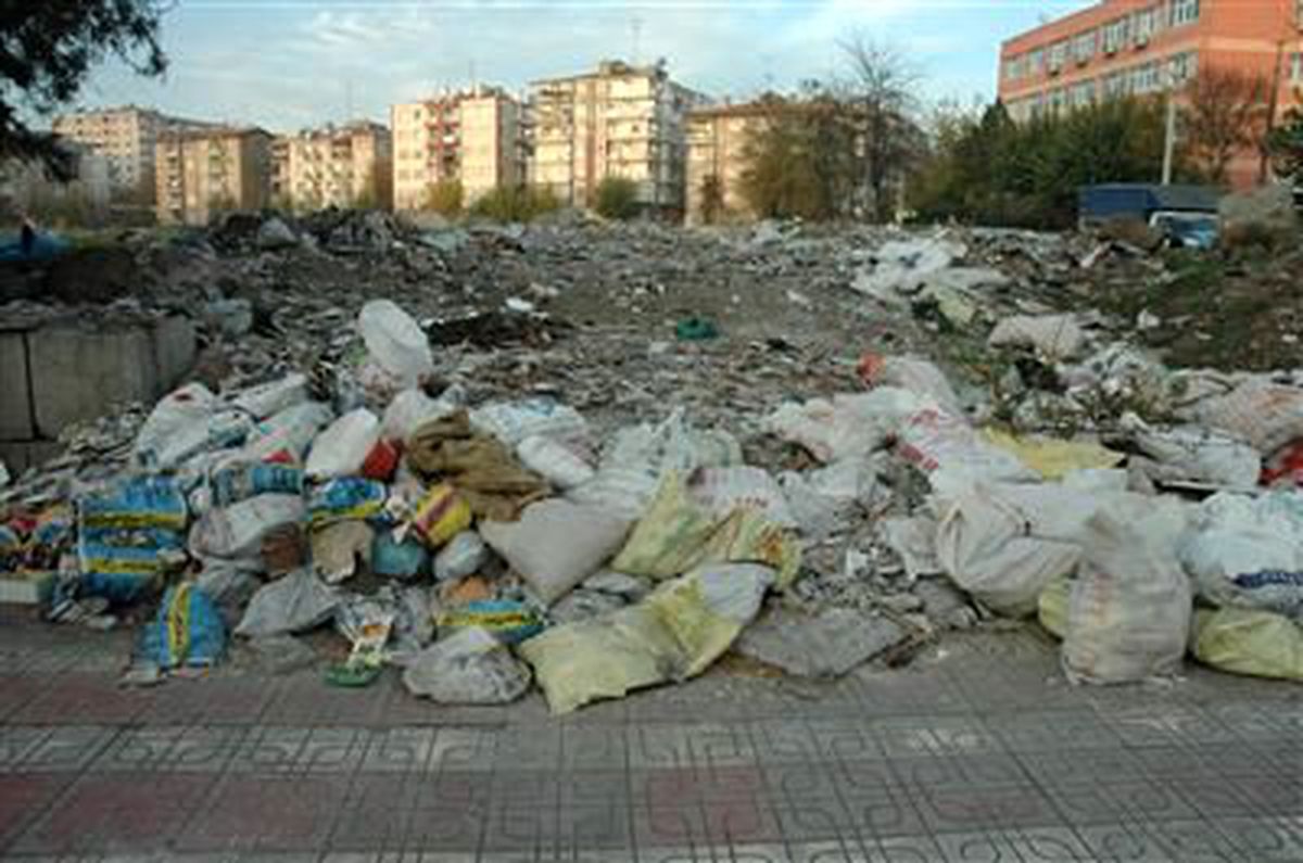 Okul Etrafına Atılan Çöplere Tepki