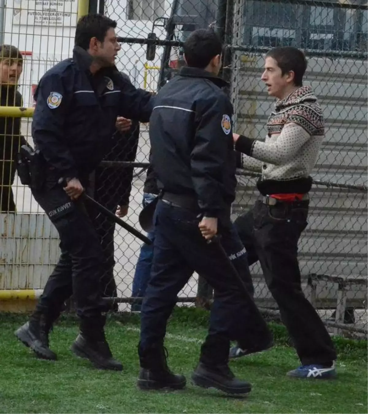 Okul Maçında Kavga 10 Futbolcu Kırmızı Kart Gördü