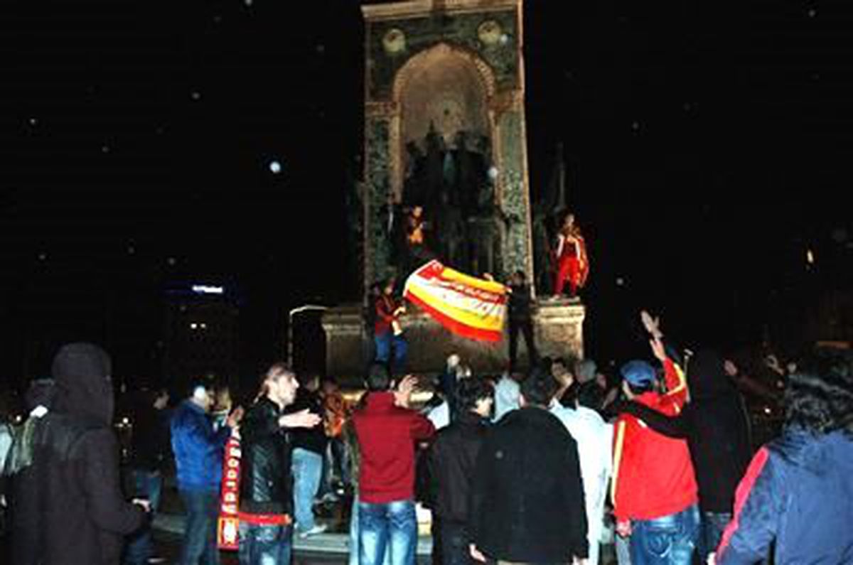 Taksim Meydanı\'nda Galatasaray Sevinci