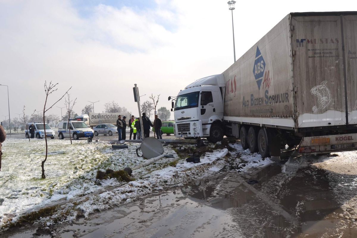 Tır Kaygan Zeminde Kontrolden Çıktı
