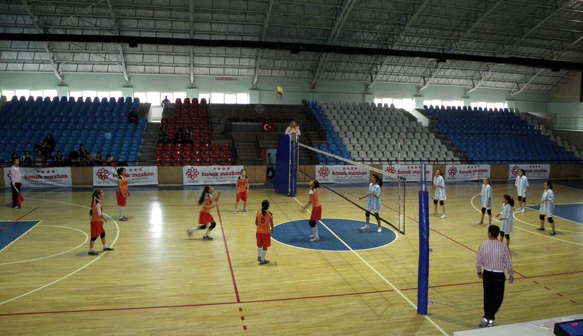 Yıldız Kızlar Voleybol Müsabakaları Başladı