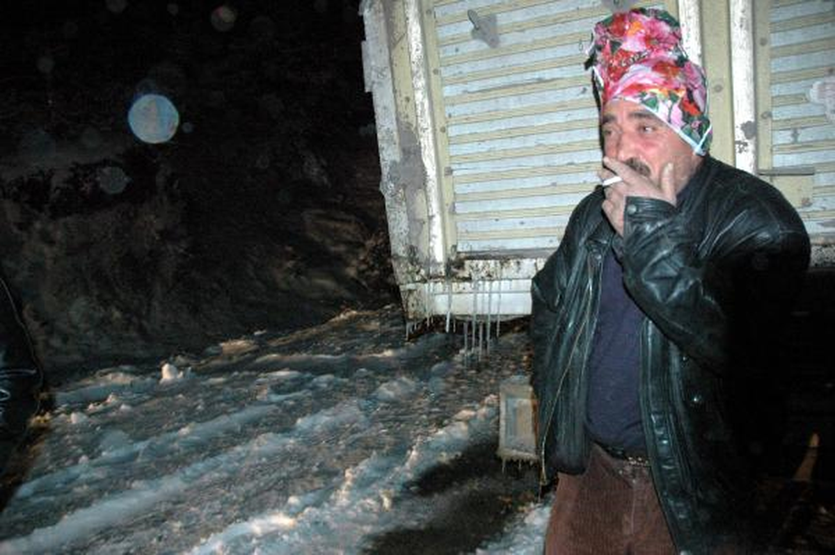 Yolda Mahsur Kalan Kamyon Şoförü 8 Saat Sonra Kurtarıldı