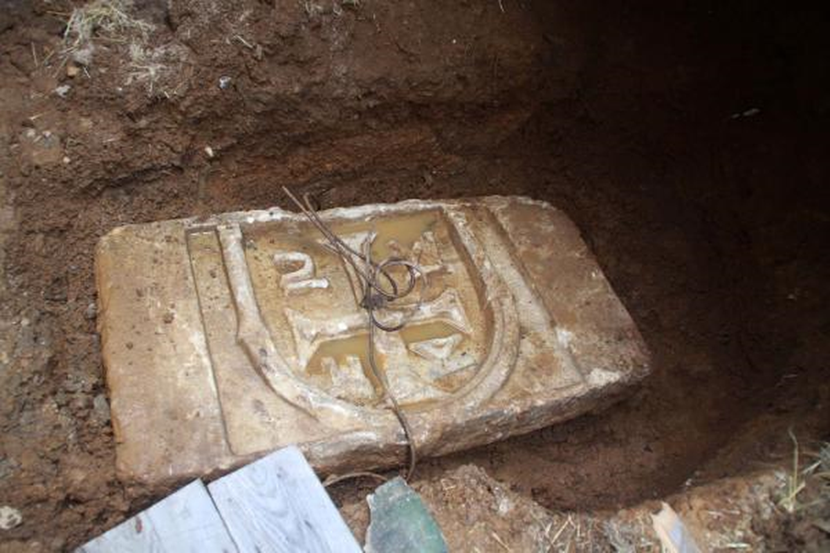 Yoros Kalesi\'nden Çalınan Kitabe Bir Evin Bahçesinde Gömülü Bulundu