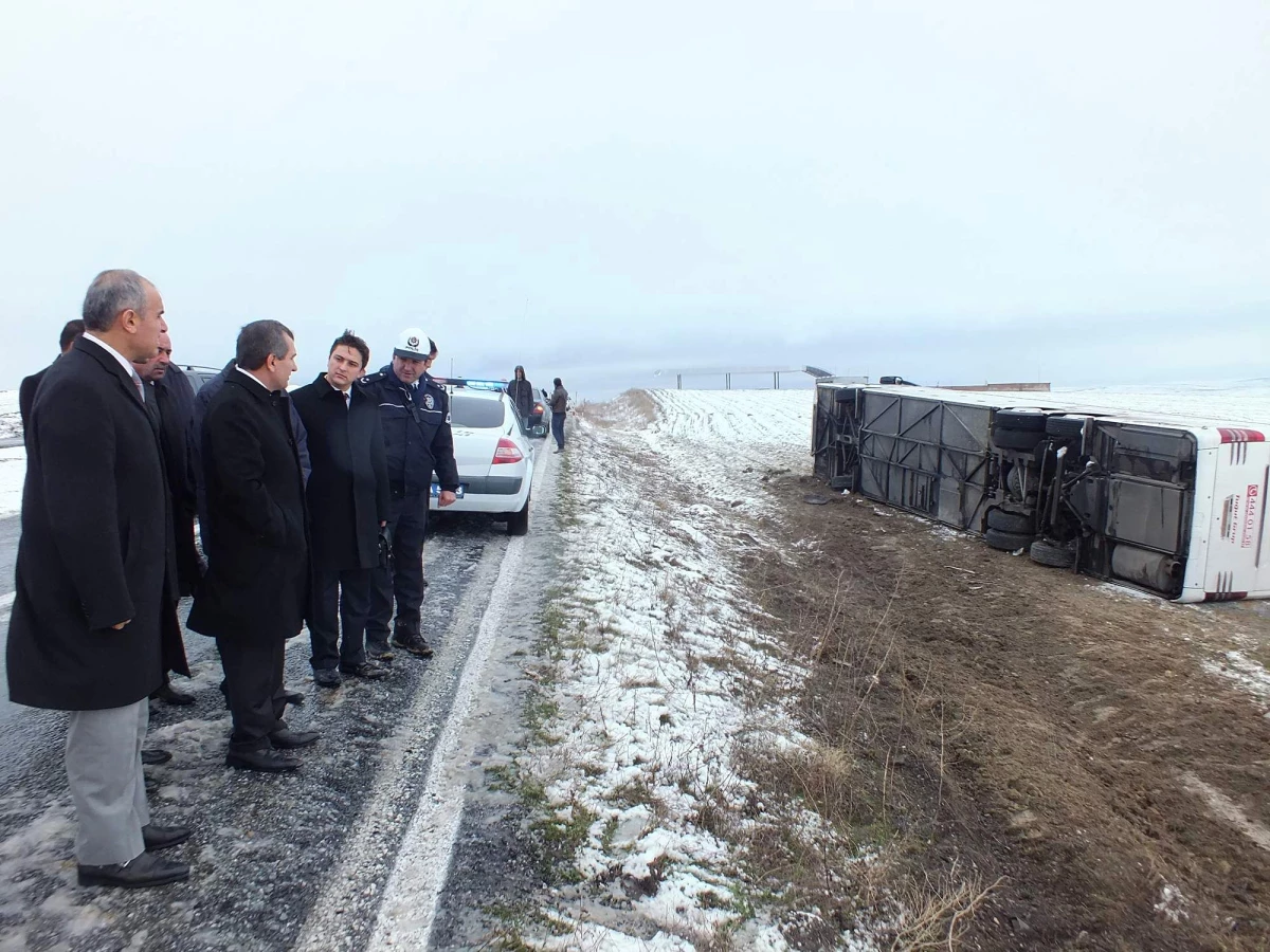 Yozgat\'ta Yolcu Otobüsü Devrildi: 15 Yaralı