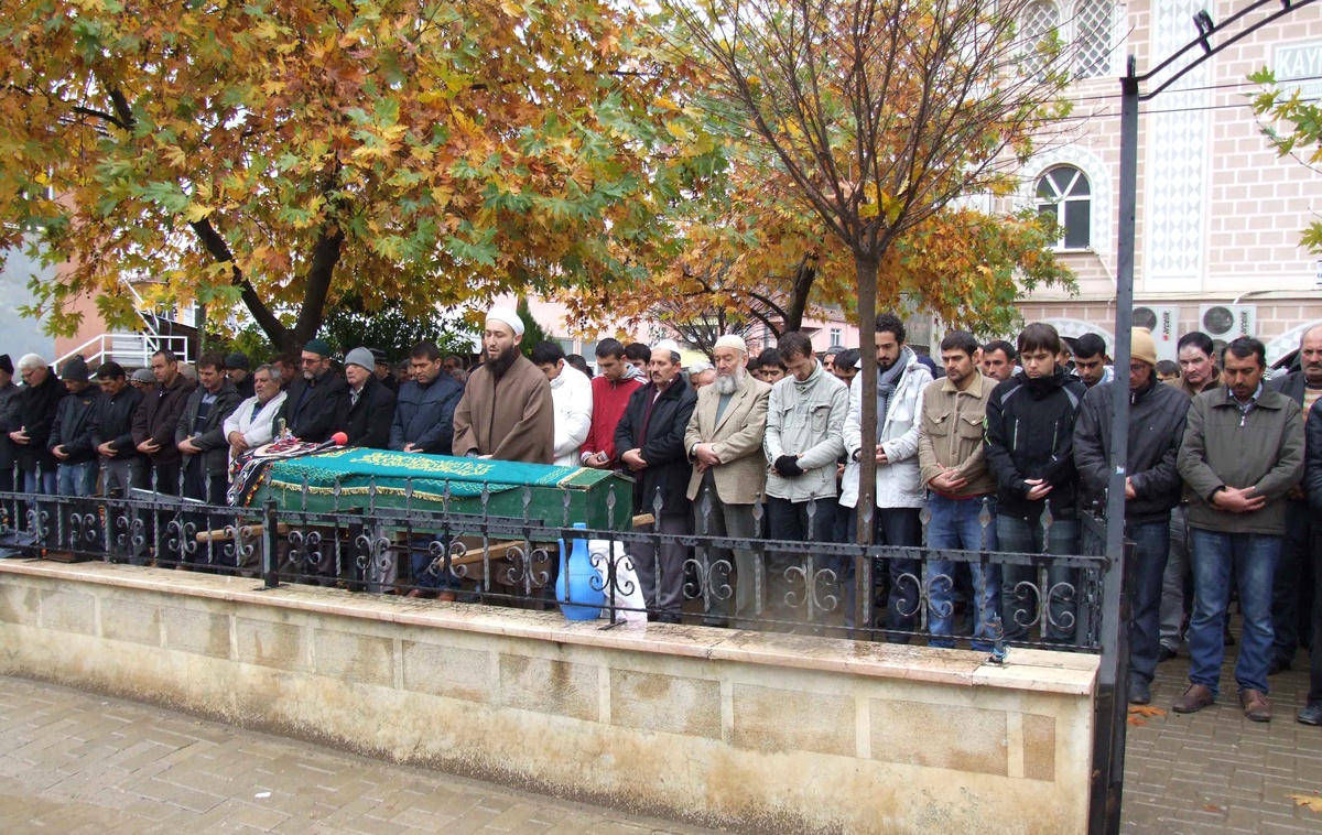 Aile İçi Şiddetin Son Kurbanına Karanfilli Veda