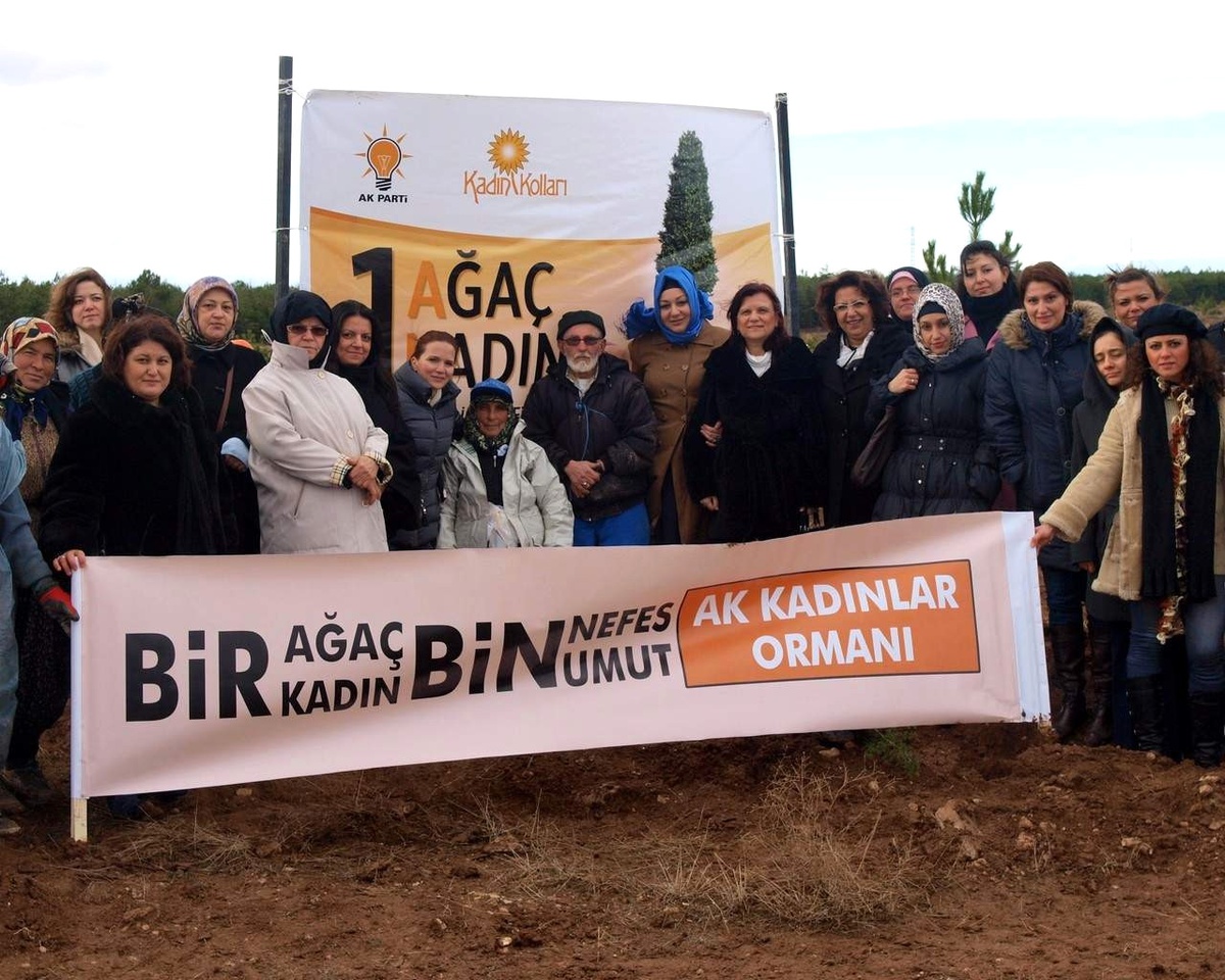 Ak Kadınlar Ormanlık Alana Fidan Dikti