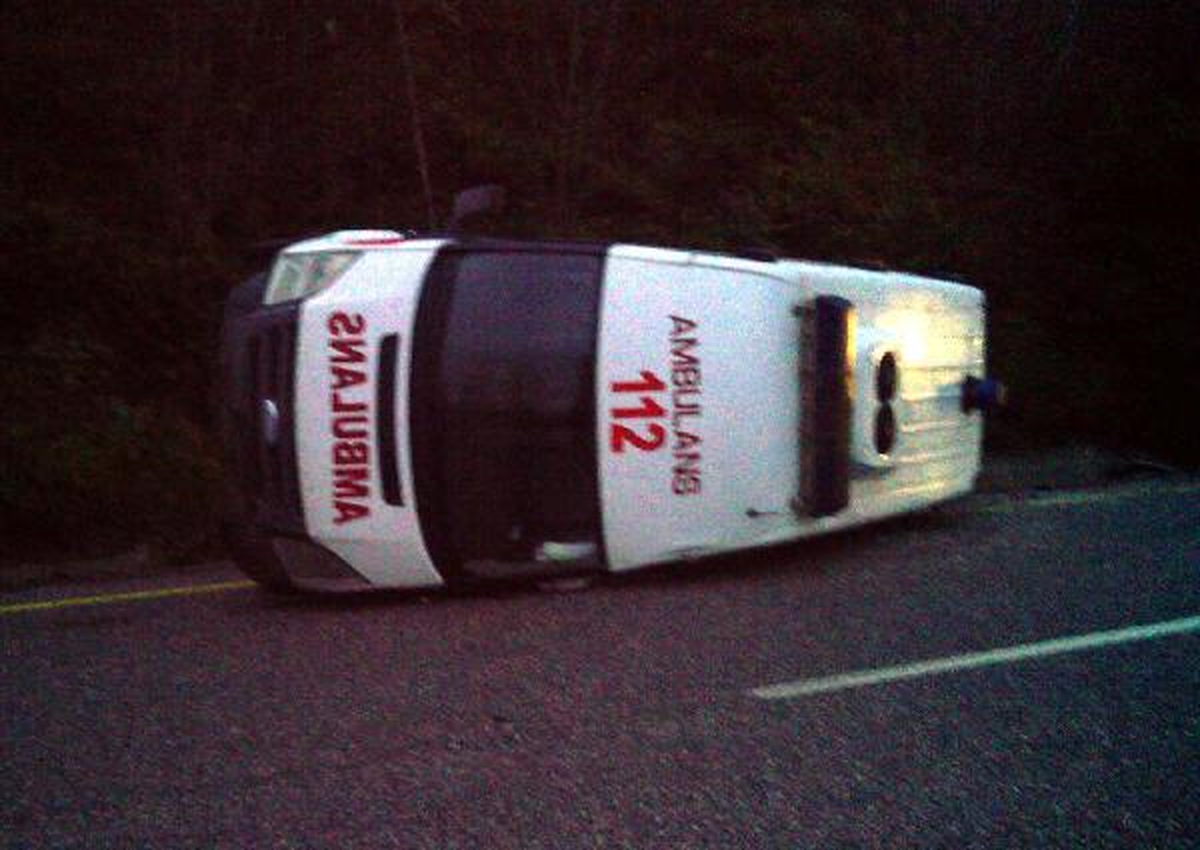 Ambulans Devrildi: 2 Yaralı