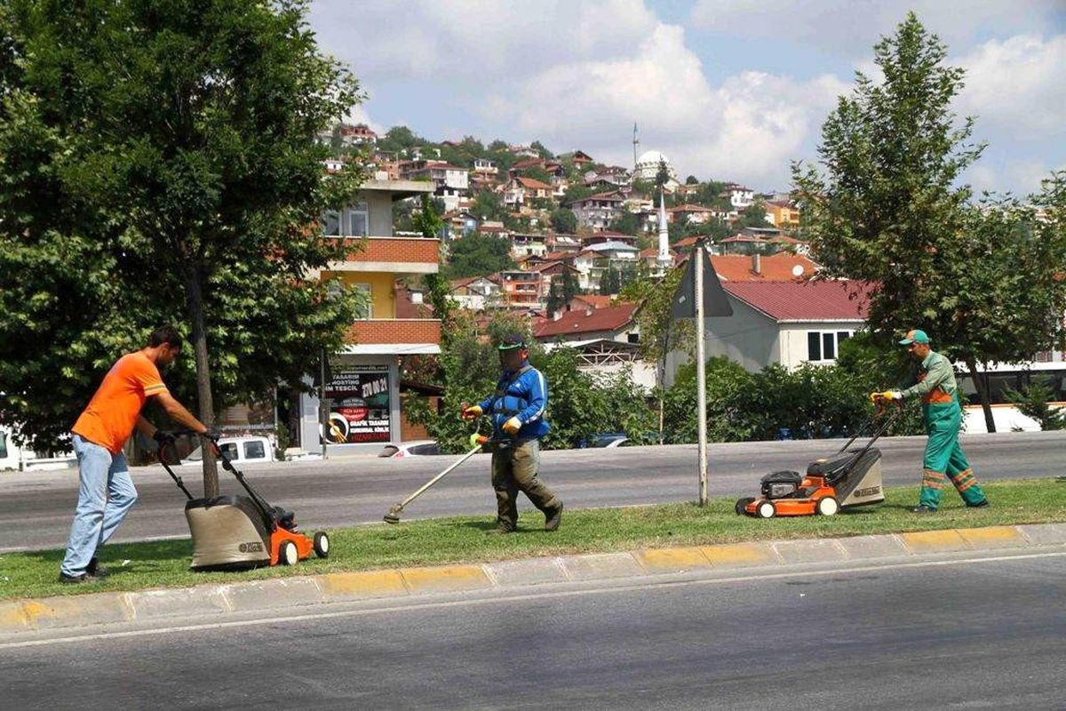 Büyükşehir Yolları Temizliyor