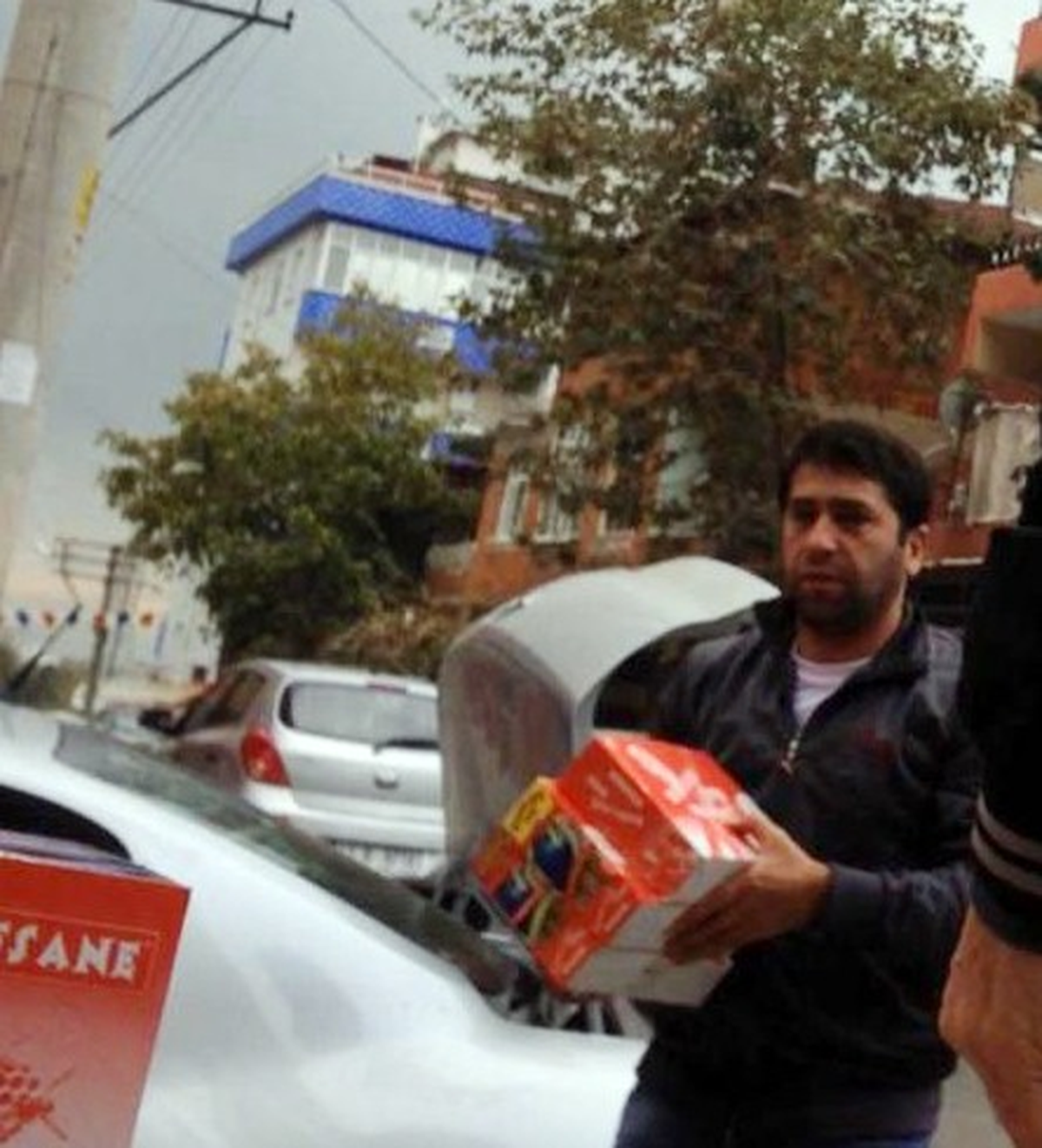 Çaldıkları Kuş Krakerlerini Satarken Yakalandılar