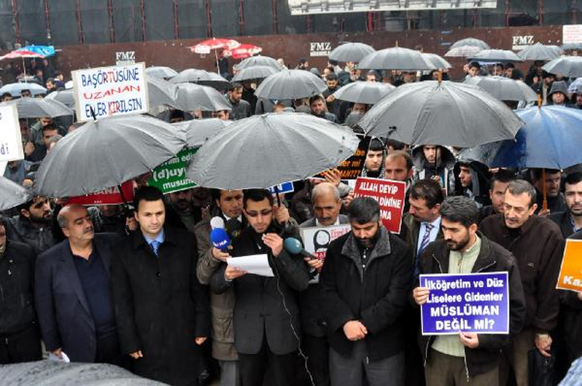 Diyarbakır\'da Kılık Kıyafet Yönetmeliği Protestosu