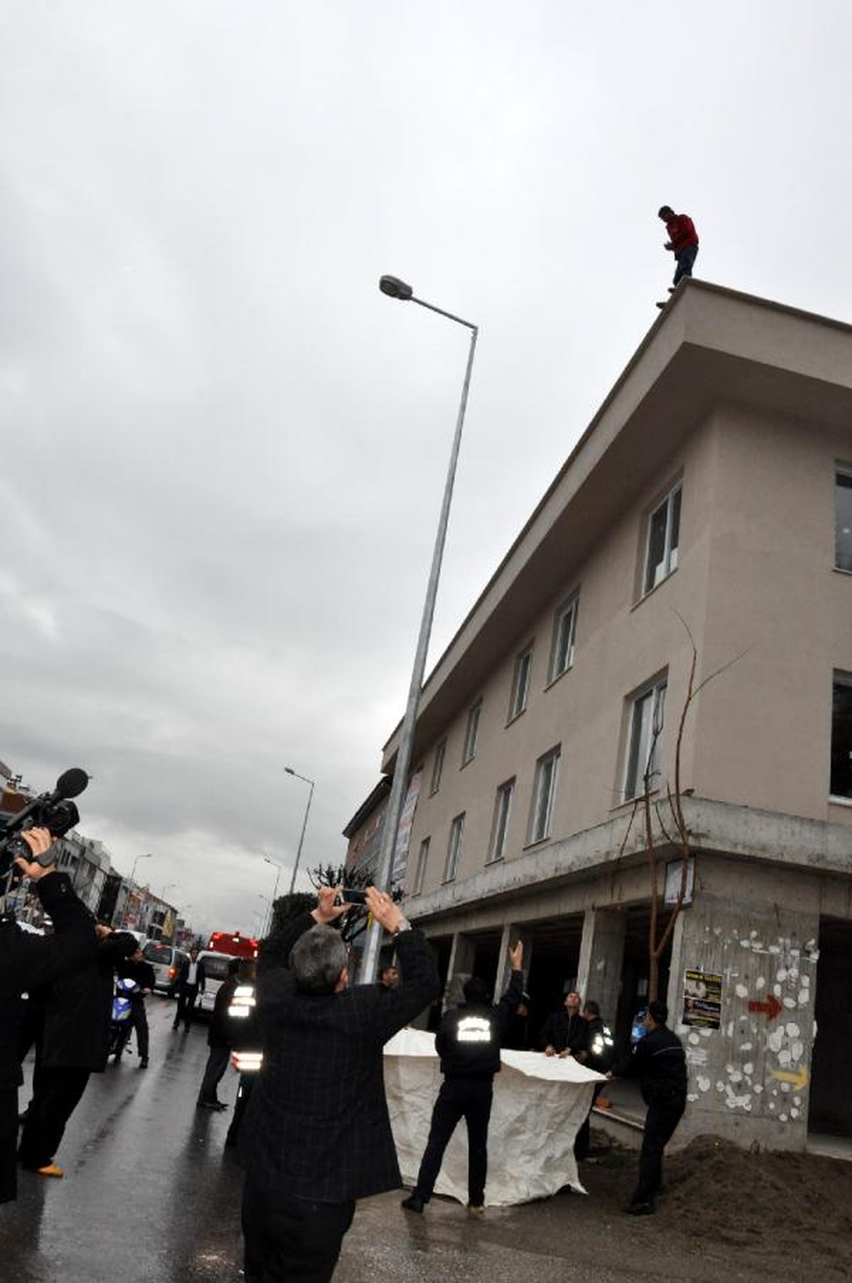 Dua Edip Çatıdan Atlamaya Çalışan Genci Polis Kurtardı
