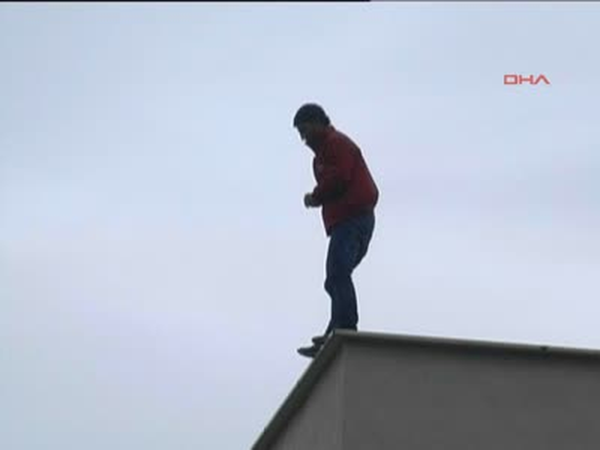 Düzce Dua Ettikten Sonra Çatıdan Atlamaya Çalışan Genci Polis Kurtardı Dua Ettikten Sonra Çatıdan...