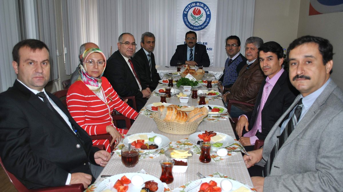 Eğitim Bir Sen\'den Serbest Kıyafete Destel