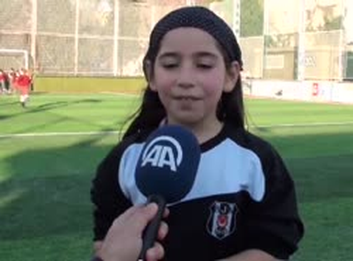 "Evcilik" Yerine Futbol Oynuyor