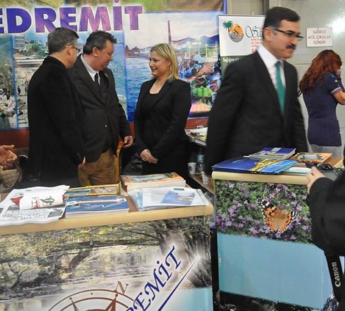 Fuar\'da Bakan Günay\'a Edremit Zeytinyağı ve Yağcı Bedir Halısı Hediye Edildi