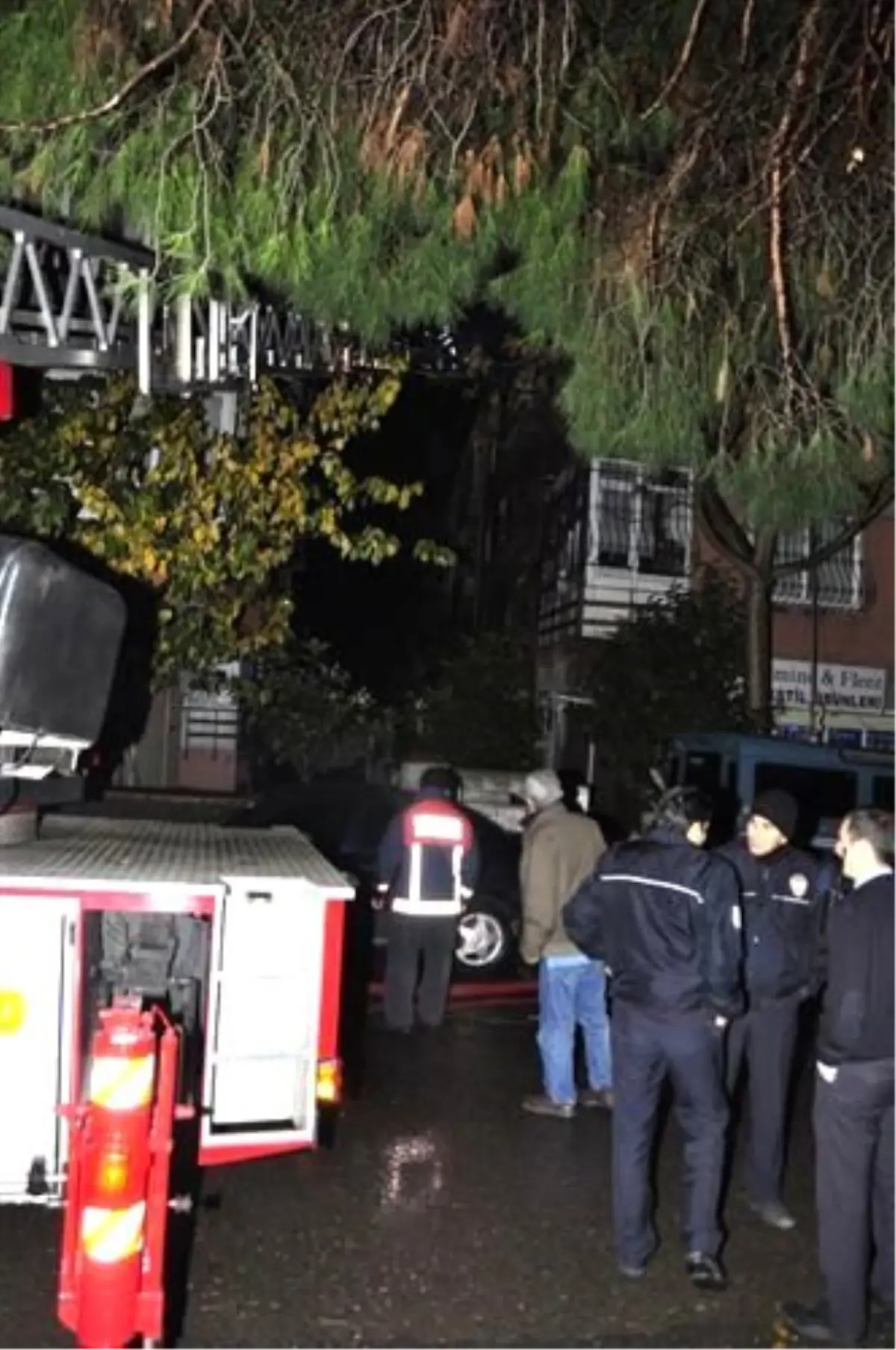 Gece Yarısı Apartmanda Yangın Paniği