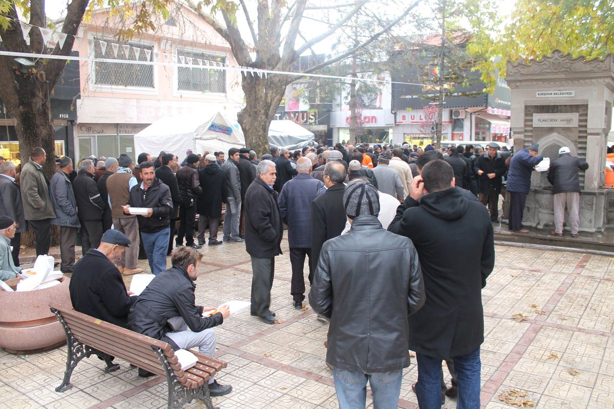 Geleneksel Ahi Pilavına Aşure Dağıtımıda Eklendi
