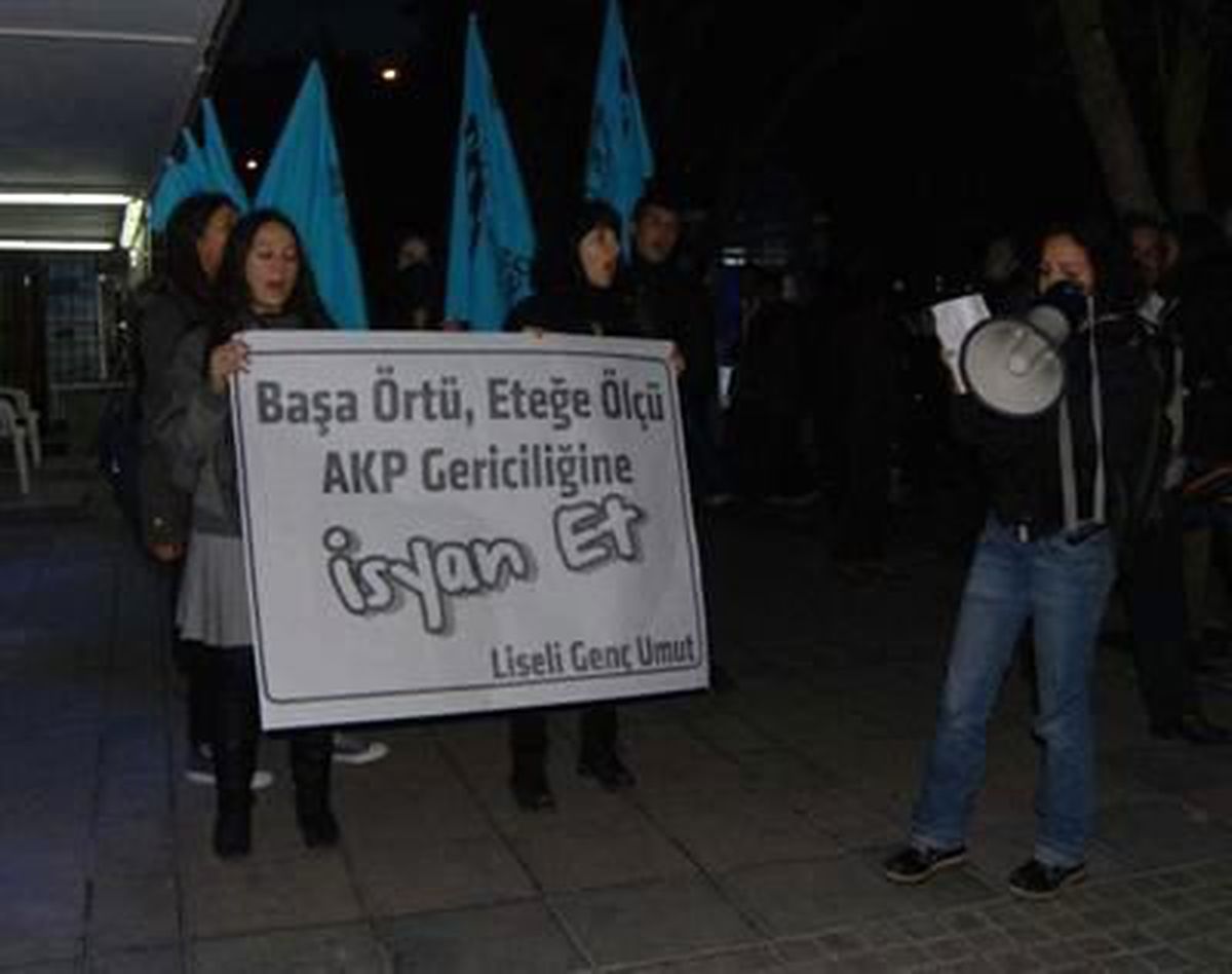 İzmir\'de Liselilerden \'Serbest Kıyafet\' Tepkisi