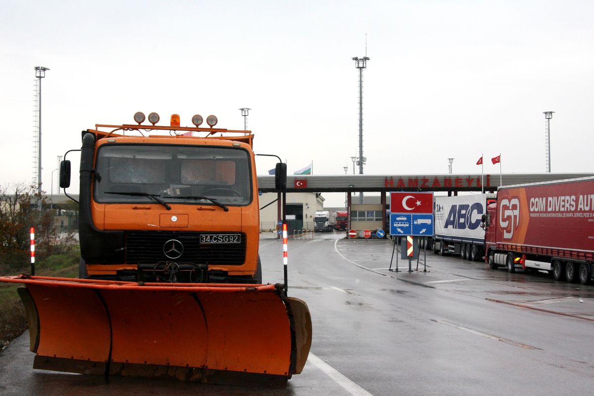Karayolları Ekiplerinden Hamzabeyli\'de Kar Nöbeti