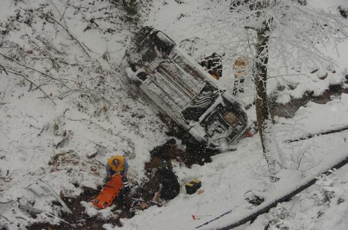 Kartepe Yolunda Karda Kayan Otomobil Uçuruma Yuvarlandı: 4 Yaralı