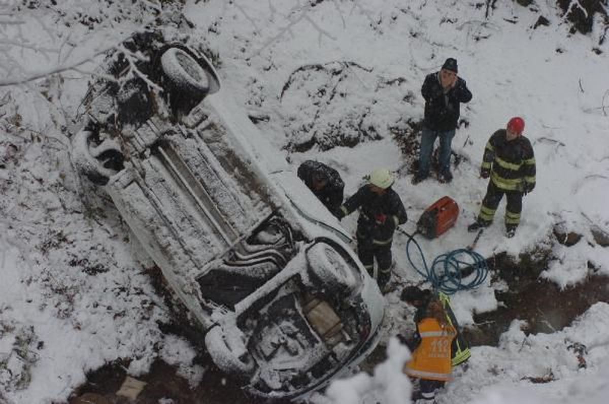 Kocaeli Kartepe Yolunda Karda Kayan Otomobil 30 Metrelik Uçuruma Yuvarlandı: 4 Yaralı