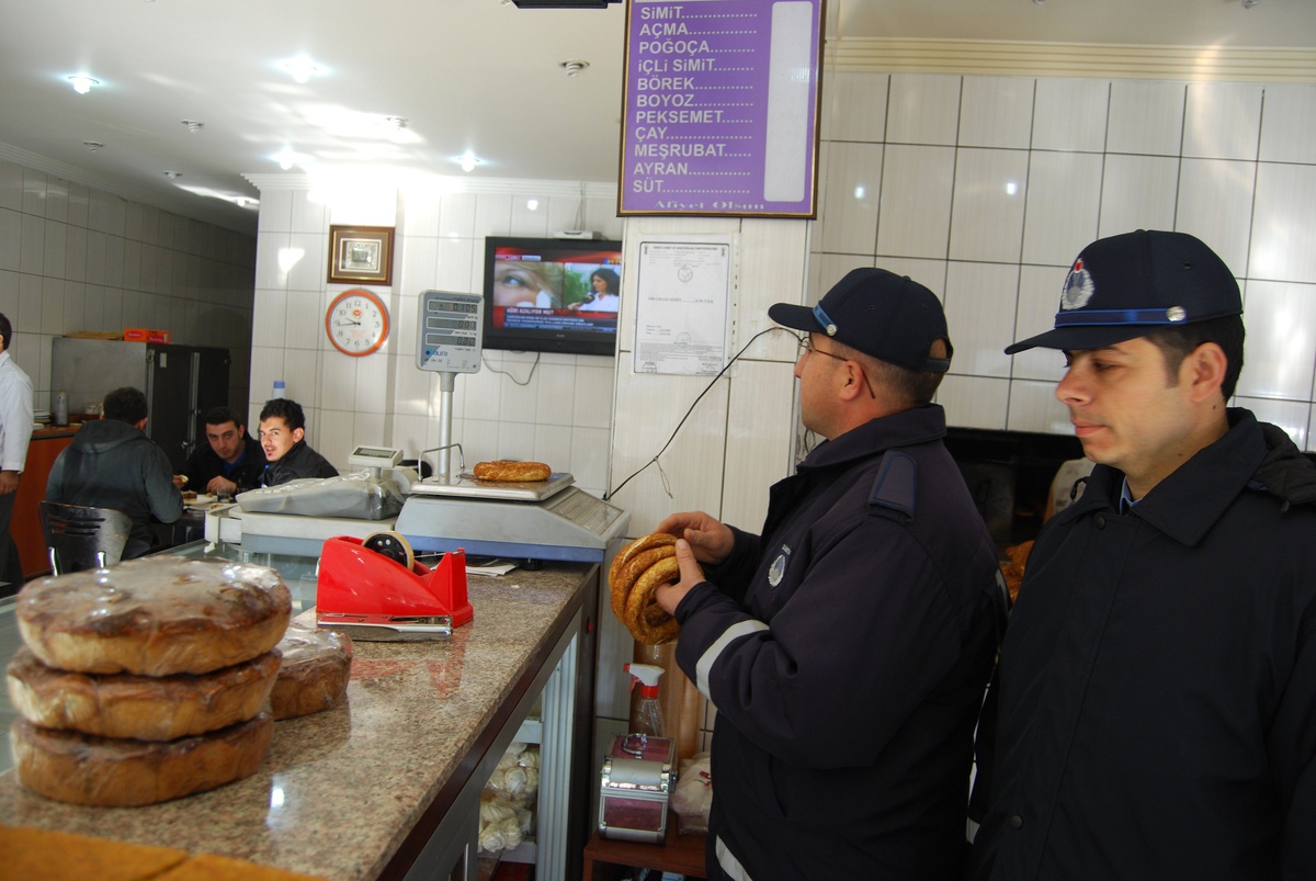 Kula\'da Zabıta Ekipleri Fırınları Denetledi