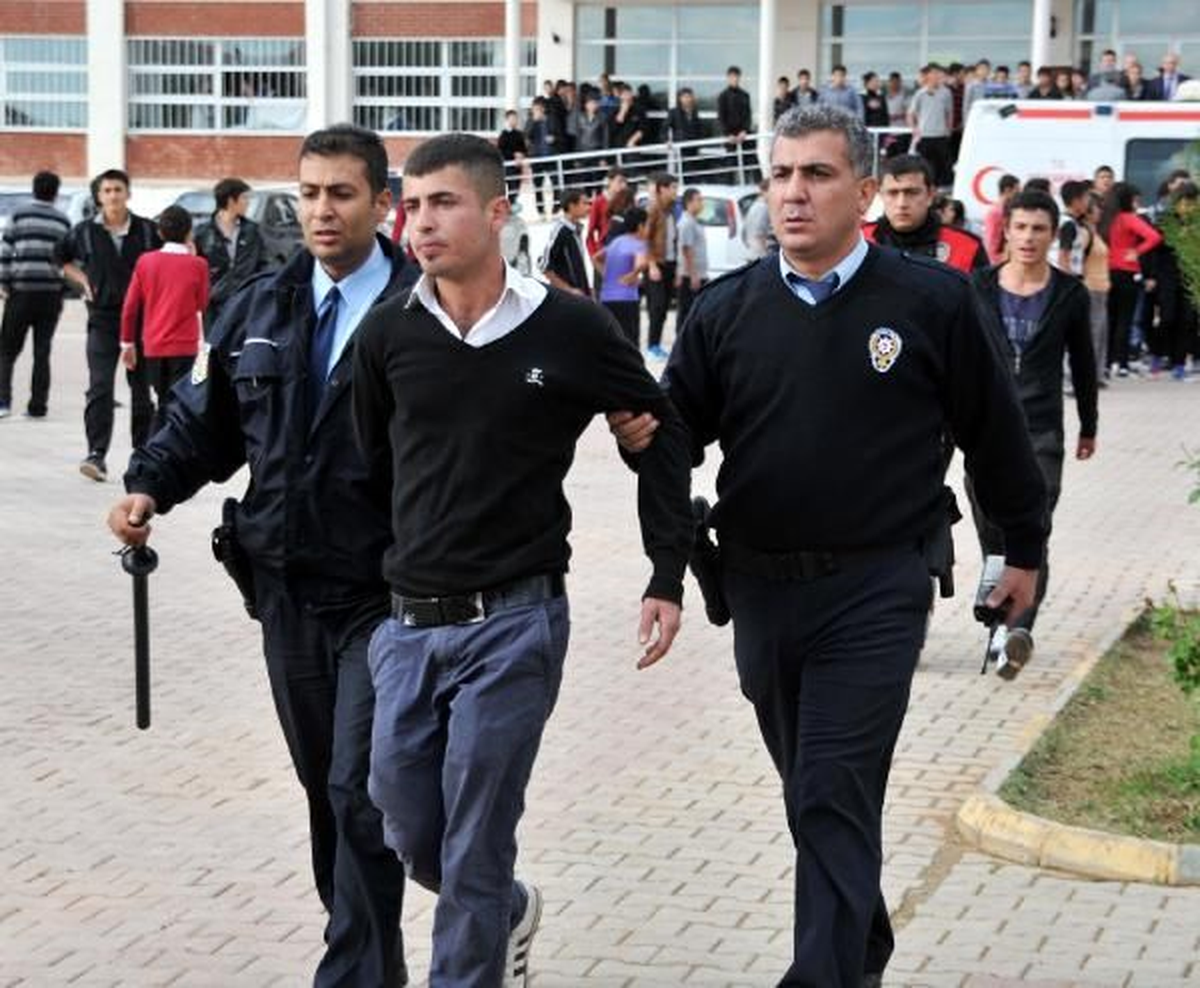 Liseye İnşaat Demirleriyle Baskın!