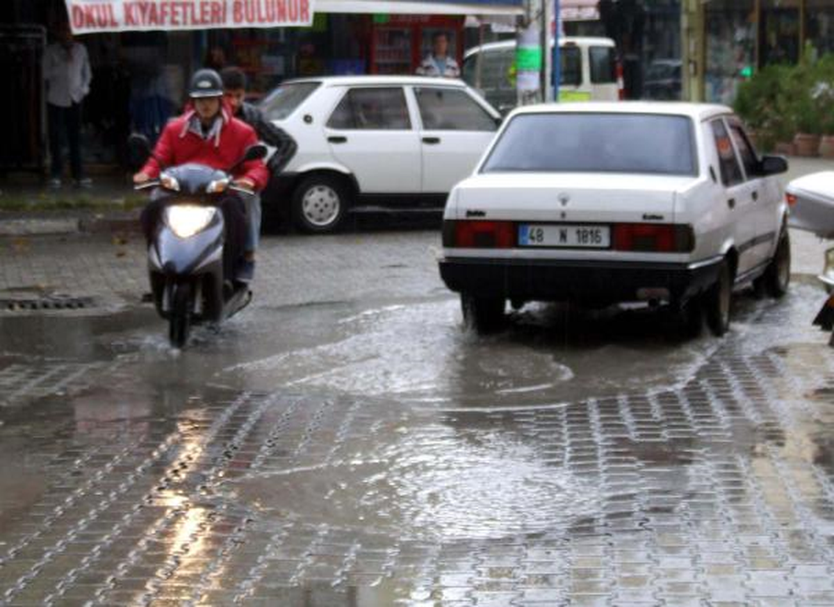 Marmaris\'te Sağanak ve Dolu Etkili Oldu