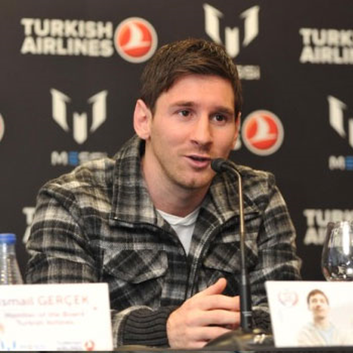 Messi\'den Cim Bom\'a Övgü...
