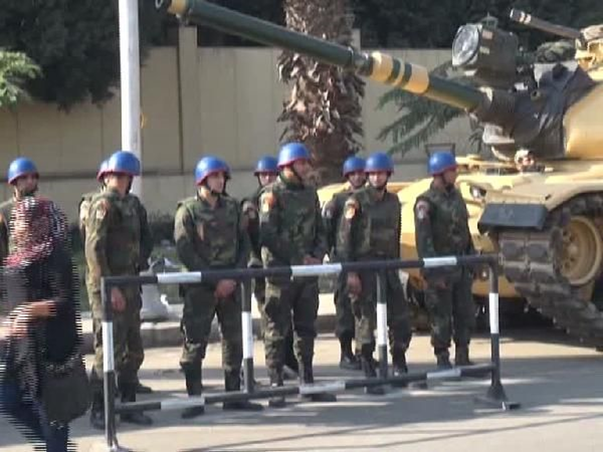 Muhalifler Sarayın Kapısına Dayandı