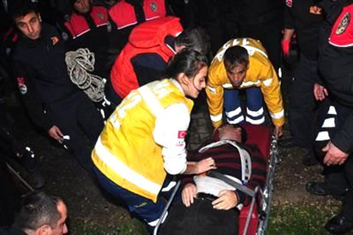 Nehir Kenarında Yürürken Suya Düştü