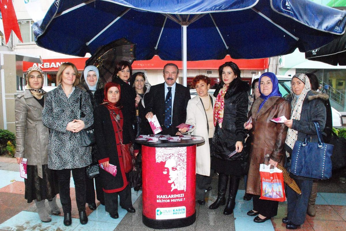 Nevzat Doğan Broşür Dağıttı