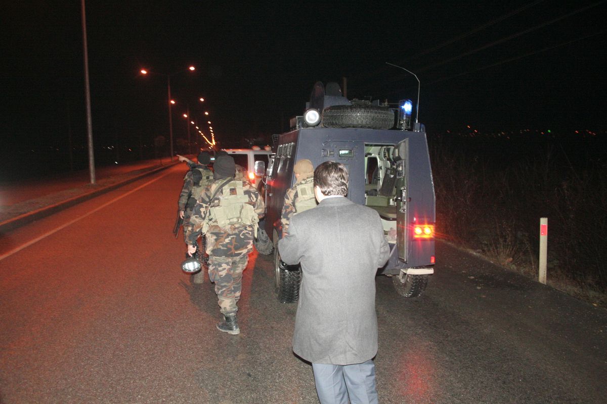 Polisin \'Dur\' İhtarına Uymayan Uyuşturucu Tacirleri Yakalandı